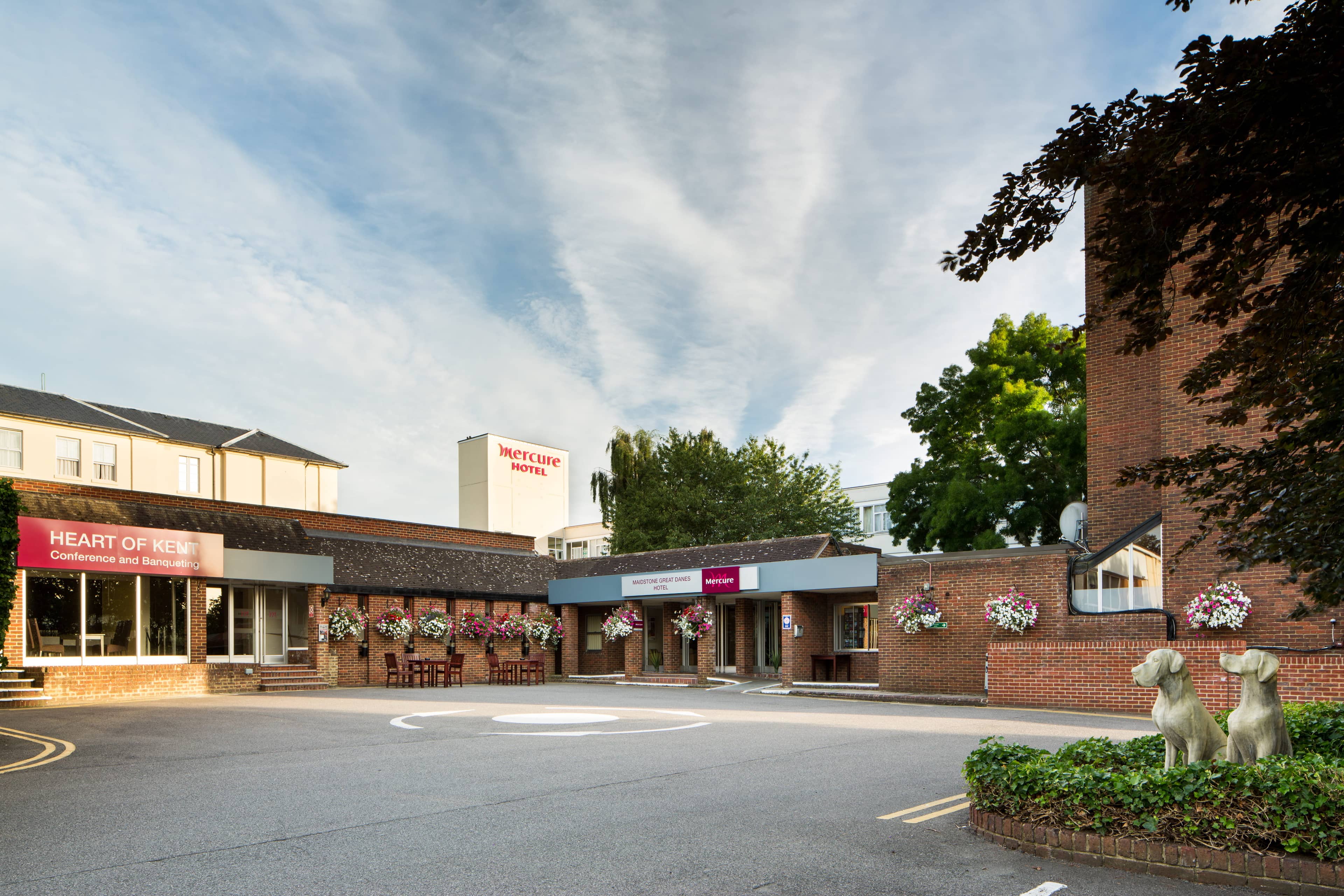 Exterior of Mercure Maidstone Great Danes Hotel