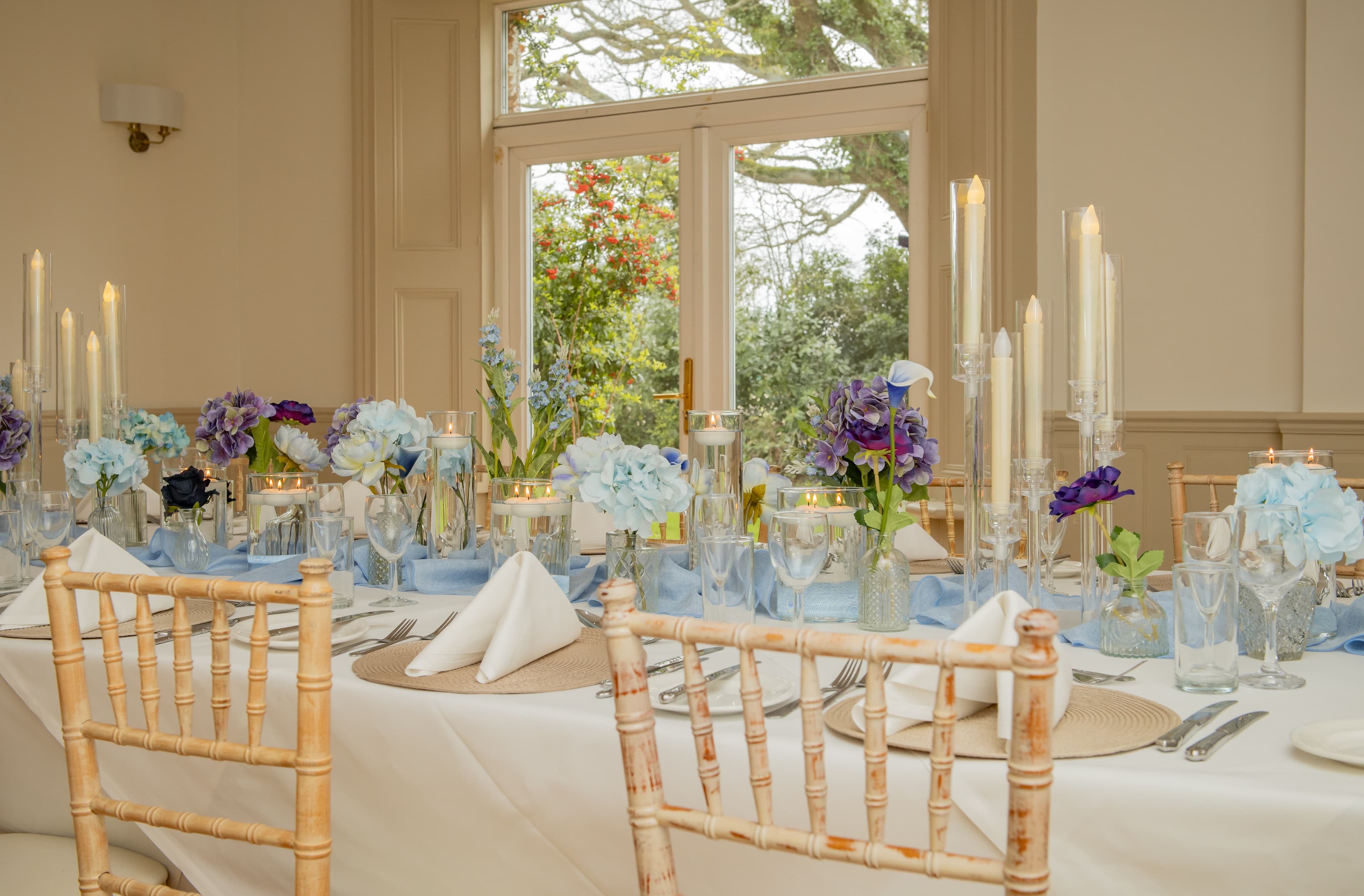 Dressed dining table in Willow View room